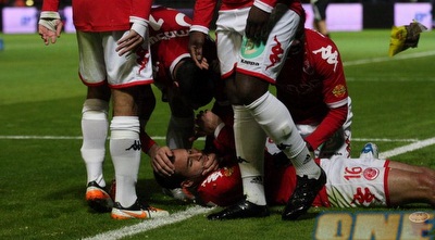 שחקני הפועל חוגגים על דמארי (עמית מצפה)