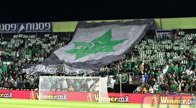 אוהדי מכבי חיפה בבלומפילד. המאמן מצטער עבורם (שי לוי) אוהדי מכבי חיפה בבלומפילד. המאמן מצטער עבורם (שי לוי)