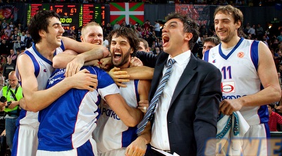 החברים מברכים את באסילה אחרי אחרי שלשת הניצחון (GettyImages)