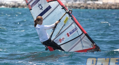 מעיין דוידוביץ´ משייטת קדימה בפרת´ (רפא בליליוס)