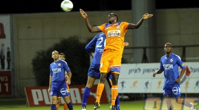 איציק וקנין וג´סטין זולו עולים לכדור (איתי ישראל)