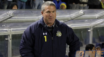 ניר לוין מחוייך לפני הבכורה (גיא בן זיו)