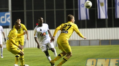 עומר ורד, אלברמן וטופי מחפשים את הכדור (גיא בן זיו)