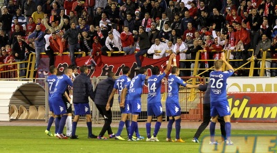 שחקני הפועל באר שבע חוגגים עם הקהל. ימשיכו להתאושש מול סכנין ועכו? (איתי ישראל)