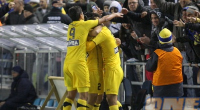 יצחקי מעניק חיבוק אוהב (גיא בן זיו)