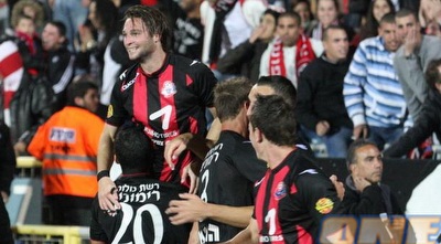 גבוה מעל כולם. יובל אבידור אחרי הצמד שכבש (עמית מצפה) גבוה מעל כולם. יובל אבידור אחרי הצמד שכבש (עמית מצפה)