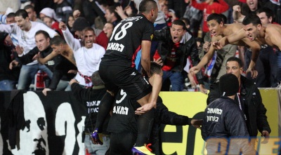 השחקנים חוגגים עם הקהל (עמית מצפה)