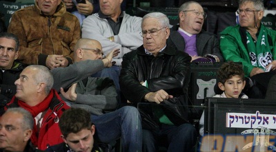 יעקב שחר לא מרוצה ביציע. ההתנהלות היא לא מה שהייתה פעם (עמית מצפה)