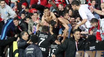 השחקנים חוגגים עם הקהל את הניצחון ההיסטורי (עמית מצפה) השחקנים חוגגים עם הקהל את הניצחון ההיסטורי (עמית מצפה)