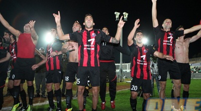 שחקני הפועל חיפה בטירוף לאחר הניצחון (עמית מצפה) שחקני הפועל חיפה בטירוף לאחר הניצחון (עמית מצפה)