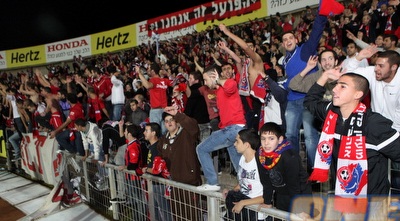 אוהדי הפועל חיפה. אבידור: &qout;מאושרים בשביל האוהדים&qout; (עמית מצפה) אוהדי הפועל חיפה. אבידור: &qout;מאושרים בשביל האוהדים&qout; (עמית מצפה)