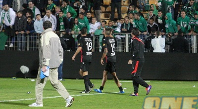 שחקני הפועל חיפה על רקע הקהל הירוק המאוכזב (עמית מצפה) שחקני הפועל חיפה על רקע הקהל הירוק המאוכזב (עמית מצפה)