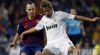 פאביו קואנטראו סוגר את אנדרס אינייסטה (רויטרס)