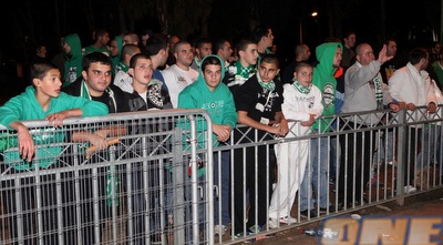 אוהדי מכבי מתפרעים. למזלם, הקבוצה לא תעמוד לדין (עמית מצפה)