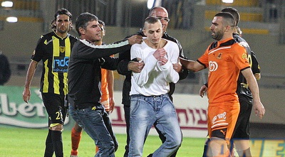 האוהד שפרץ מורחק מהדשא (משה חרמון) האוהד שפרץ מורחק מהדשא (משה חרמון)