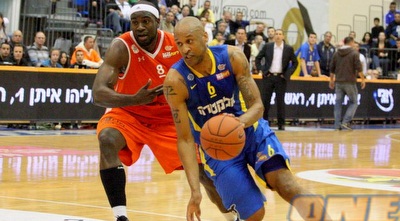 דווין סמית´ עובר את אדריאן אוטר (משה חרמון) דווין סמית´ עובר את אדריאן אוטר (משה חרמון)