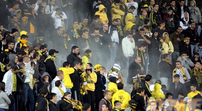 אוהדי בית&qout;ר מסתתרים מהעשן (משה חרמון)