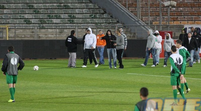 אוהדי חיפה פורצים לאימון (עמית מצפה)