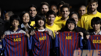 שחקני בארסה והילדים (רויטרס) שחקני בארסה והילדים (רויטרס)