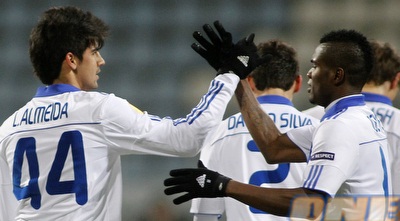 אידייה בראון ולאנדרו אלמיידה חוגגים על חשבון מכבי (רויטרס)