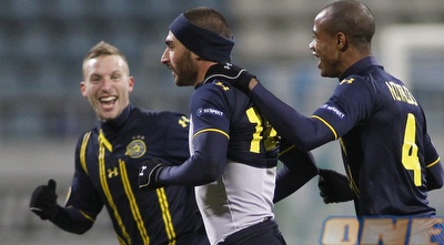 עטר חוגג עם ורד וקונאטה. היה יכול לשחזר זאת אך החמיץ ברשלנות (רויטרס)