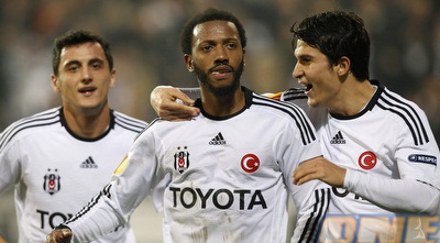 פרננדז חוגג עם פטקמק ואוייסל (רויטרס)