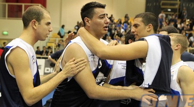 אדם חשאן מקבל אהבה מחבריו (עמית מצפה)