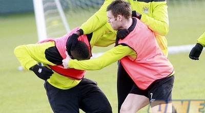 השחקנים של סיטי מנסים להרחיק את ריצ´ארדס (דיילי מייל) (ONE)