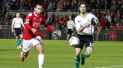 עומר דמארי פורץ קדימה מול איניאקי אסטיז (יוסי ציפקיס)