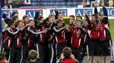 הגרמנים חוגגים עם הגביע. זכו בטורניר החורף (איתי ישראל)