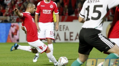 סלים טועמה בועט את הכדור החופשי (יוסי ציפקיס)