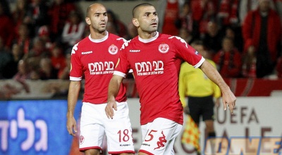 וצופה בכדור שלו מסתובב פנימה (יוסי ציפקיס)