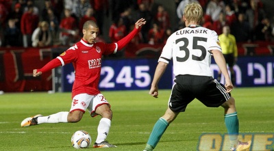 אביחי ידין שולח את הכדור קדימה (יוסי ציפקיס)