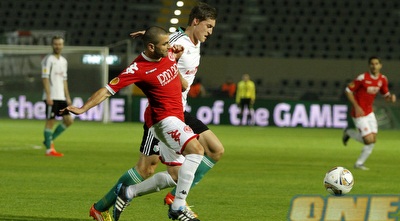 סלים טועמה נאבק על הכדור (יוסי ציפקיס)