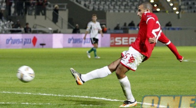 אביחי ידין מסובב את השער השני (יוסי ציפקיס)