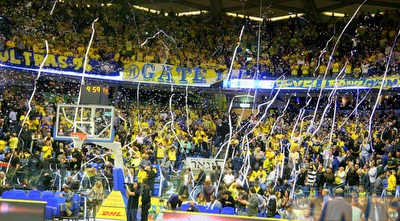 אוהדי מכבי במפגן קונפטי (יניב גונן)