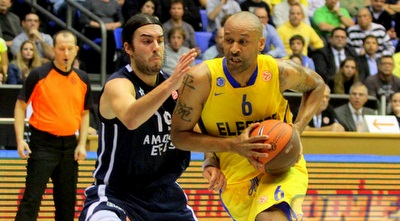 דווין סמית´ חודר מול וויאצ´יץ´ (יניב גונן)