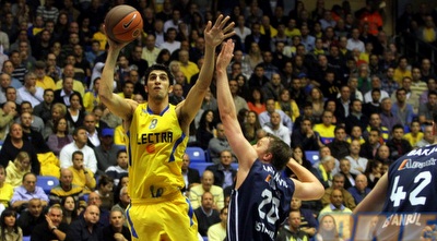 ליאור אליהו מעל סבאנוביץ´ (יניב גונן)