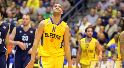 טל בורשטיין נושא עיניו לשמיים (יניב גונן)