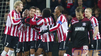 שחקני איינדהובן חוגגים מול ראפיד (רויטרס)