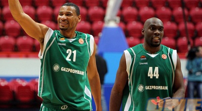 קלי מקארתי והנרי דומרקאנט מרוצים במהלך הניצחון על פרוקום (GettyImages)