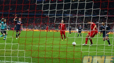 מריו גומס כובש את הראשון מול שער ריק (GettyImages)