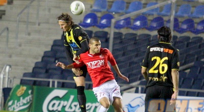 סטיבן כהן צופה בפילבאסקי ואקסברד (משה חרמון)