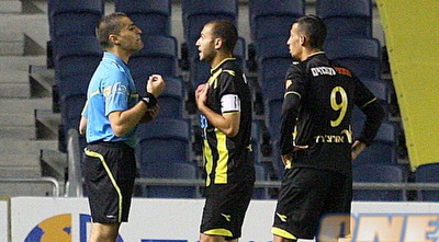 אבירם ברוכיאן מתווכח עם מנשה משיח (משה חרמון)