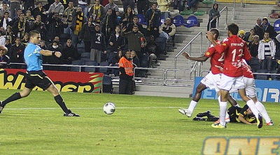 גביש מכשיל את ריקן, משיח מסמן לפנדל (משה חרמון)