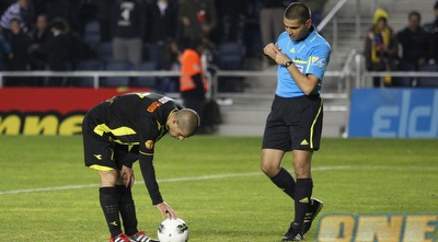 עמית בן שושן מניח את הכדור על הנקודה (משה חרמון)