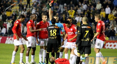 אבי ריקן מקבל אדום (משה חרמון)