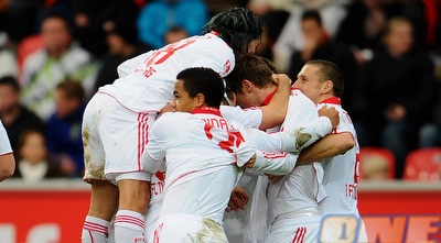 אלמוג כהן קופץ על שחקני נירנברג (GettyImages)