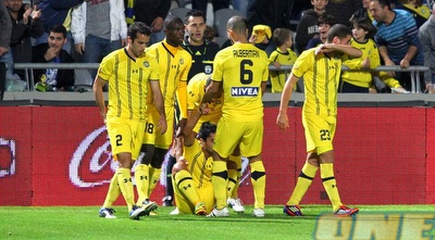 מכבי חוגגת. יצחקי על הרצפה ואולי מרים את הצהובים משם? (שי לוי)