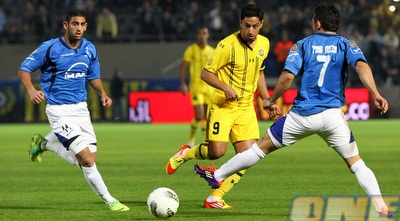 בין בן לבן. הכדור של יצחקי עובר בין בן נעים לבן ארי (שי לוי)